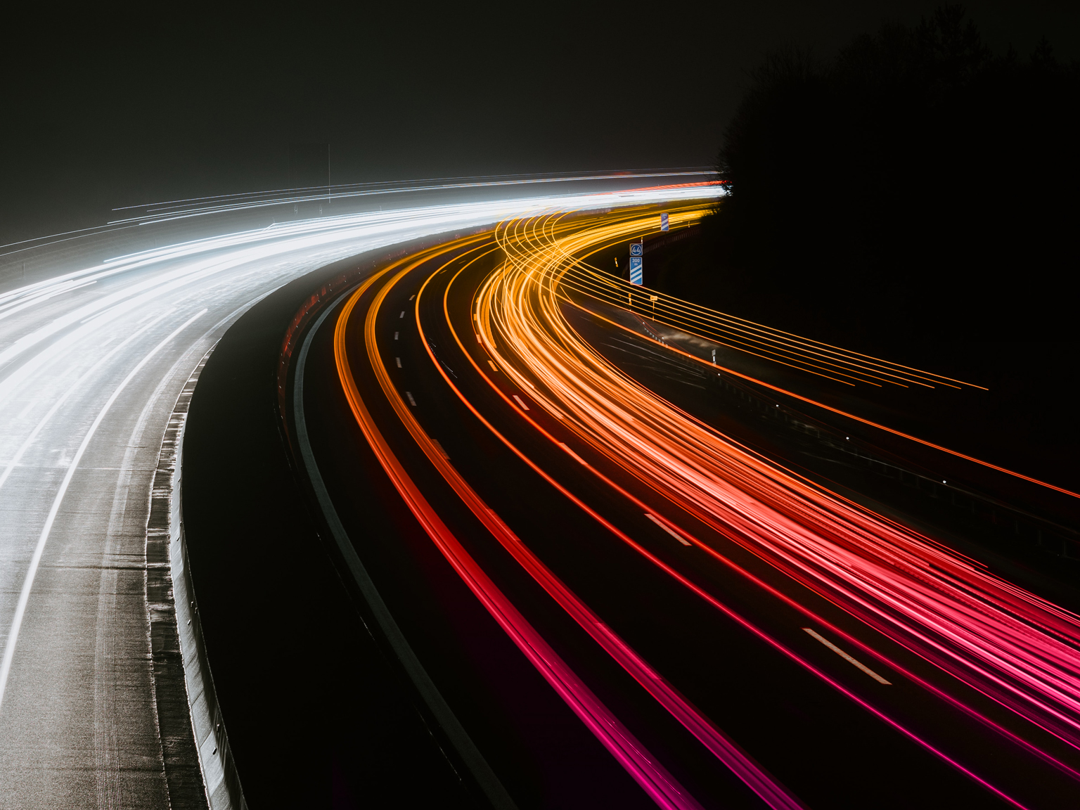 Campagna Google Ads per l'automotive - Fari delle macchine sull'autostrada