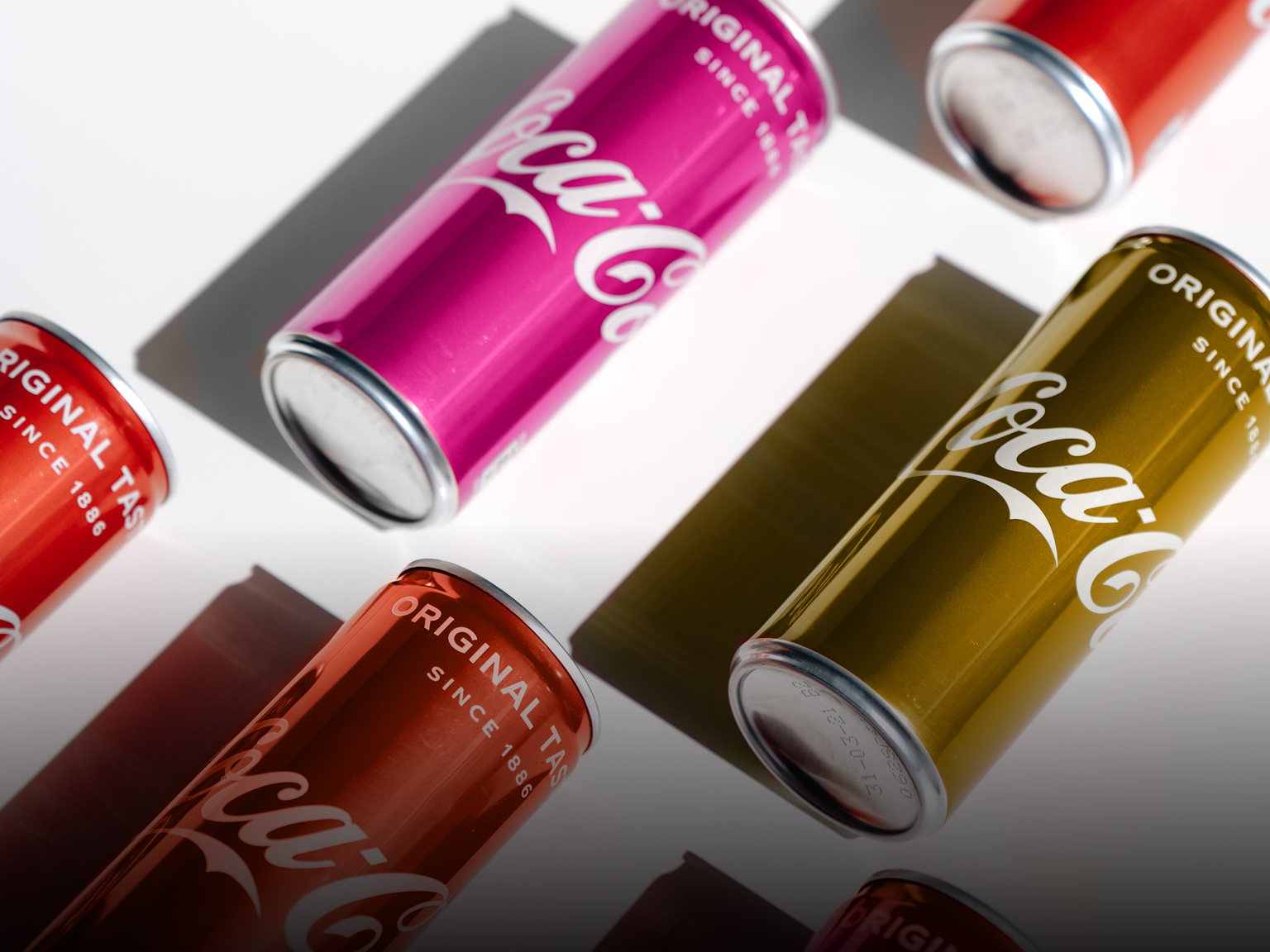 Psicologia dei colori nella comunicazione - Lattine di coca cola